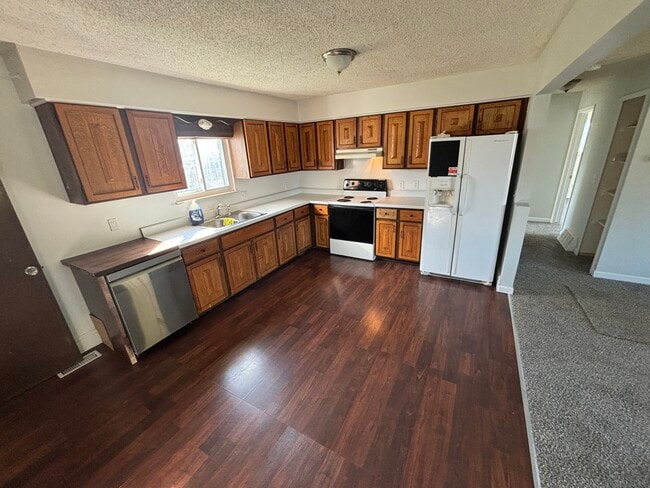 Building Photo - Columbine Ave