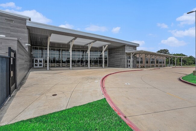 Building Photo - 602 Crestwood Dr