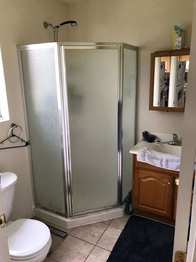 Building Photo - *DEPOSIT PENDING* 4 Bedroom 3 Bathroom House w/ Enclosed Yard!