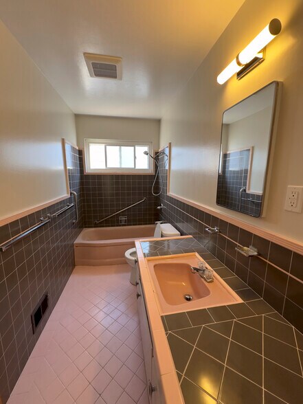 Building Photo - 2598 24th Ave