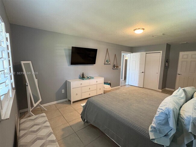 Building Photo - 333 Palm Cir