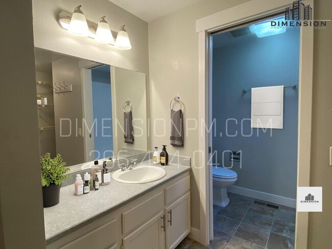 Building Photo - Kent East Hill Rambler