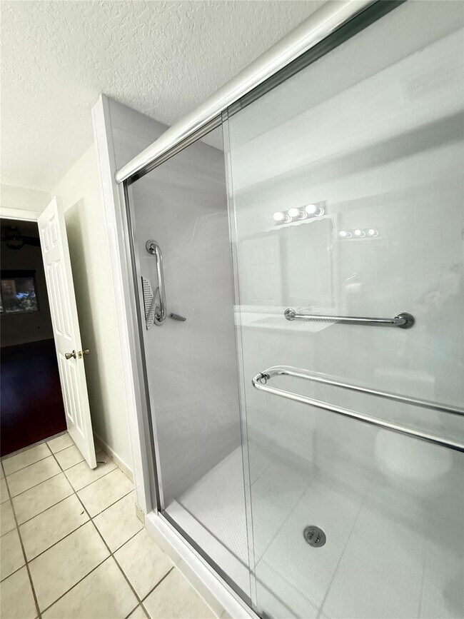 Building Photo - 2901 Riverside Dr