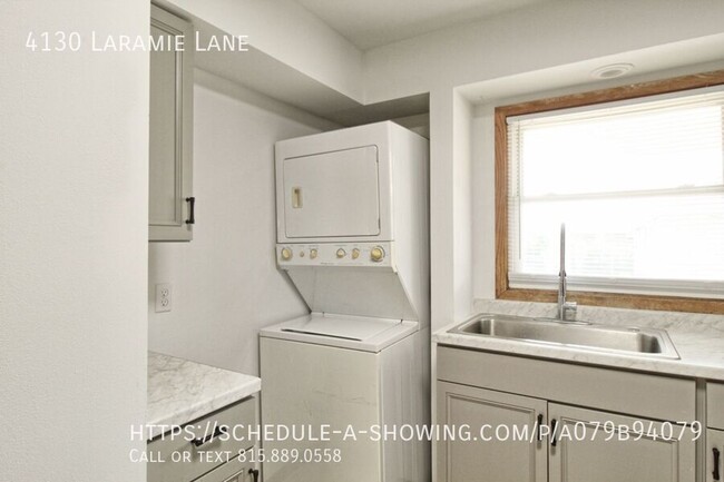 Building Photo - Newly Renovated 2 Bedroom Apt with Washer/...