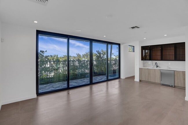 Building Photo - Gorgeous New Townhouse on the Beach