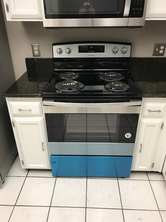 Building Photo - Gorgeous Carrollton Townhome