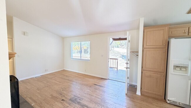 Building Photo - Walk to Town 3 Bedroom Home