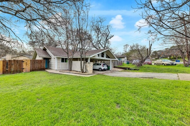 Building Photo - "Charming 2 Bed Apartment in Austin, TX wi...