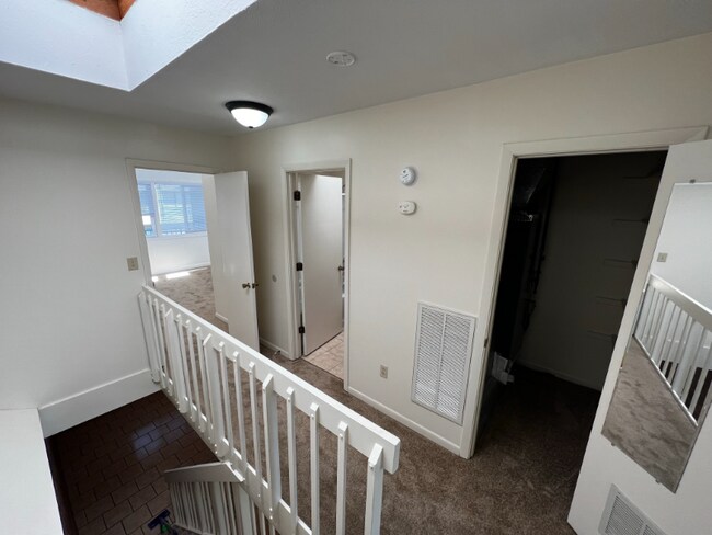Building Photo - 171 Hutton St