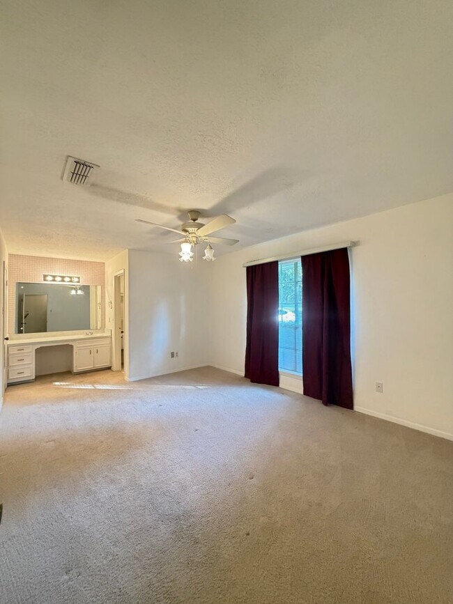 Building Photo - 3 bedroom 2 bath house with 2 car garage