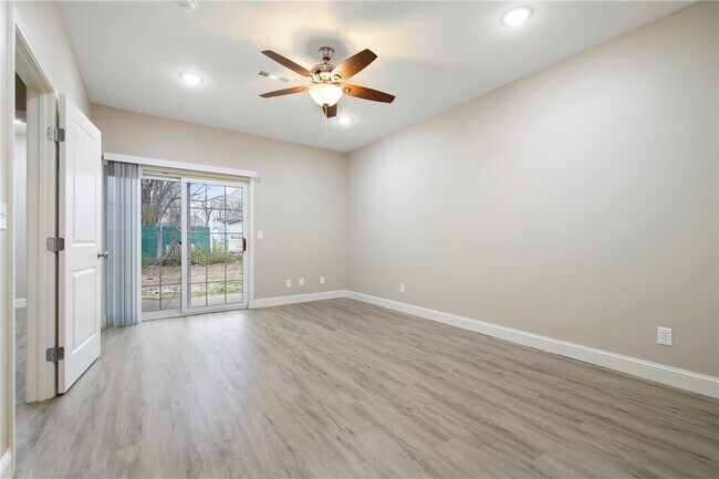 Building Photo - 605 N 7th St