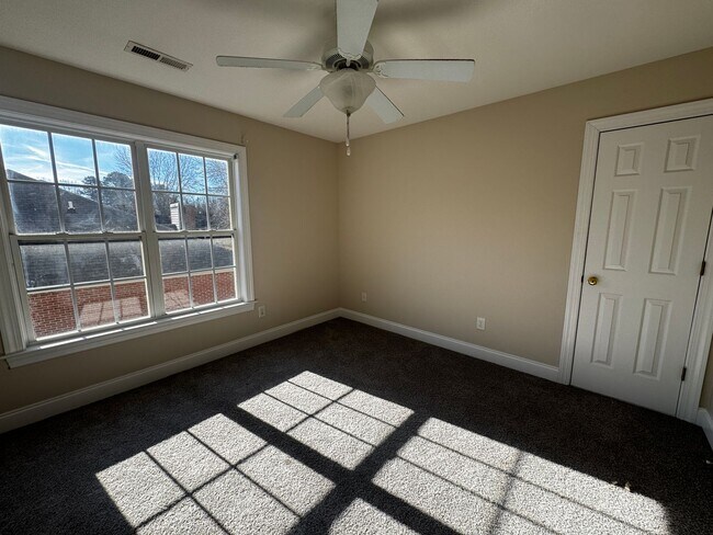 Building Photo - 181 New Hampshire Ct