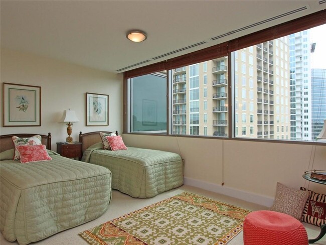 Building Photo - 700 Park Regency Pl NE