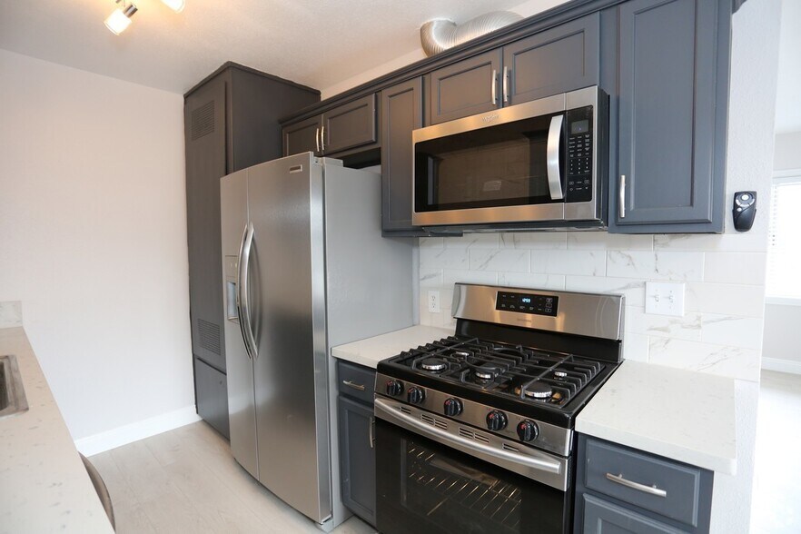 Building Photo - 10227 S 10th Ave