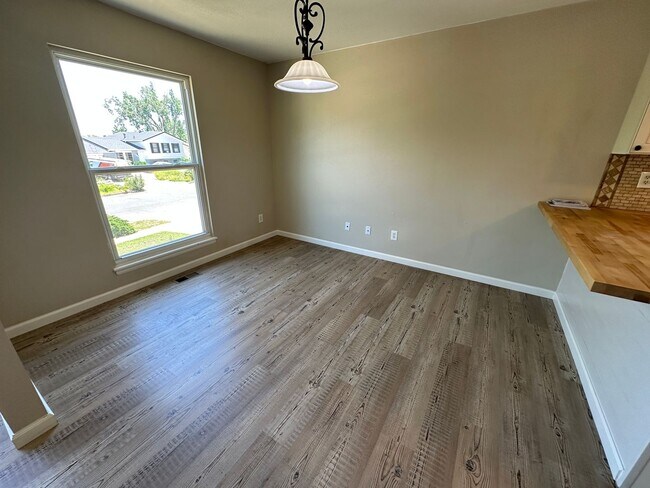Building Photo - 4 BED 2 BATH HOME CLOSE TO PETERSON AFB & SCHRIEVER AFB!