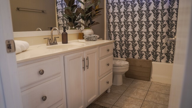 Building Photo - 3915 E Renee Dr