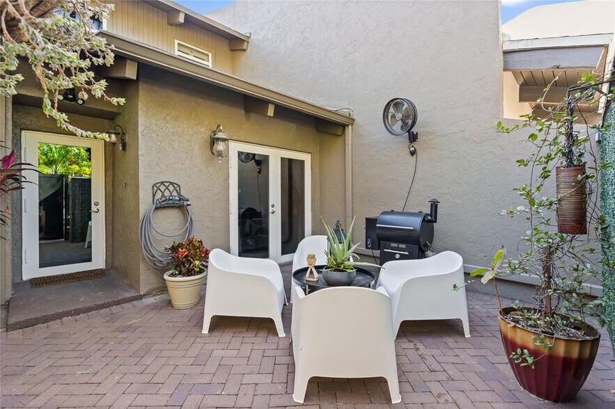 Building Photo - 228 NE 16th Ter