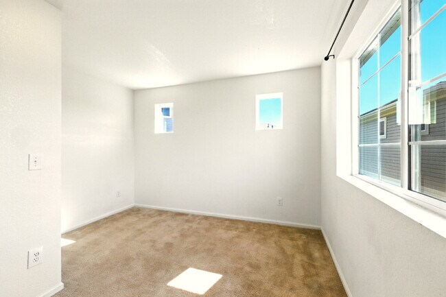 Building Photo - 3 Bedroom 2.5 Bathroom "Like-new" Single Family Home Immediately!