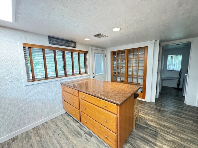 Building Photo - 879 Christmas Rd