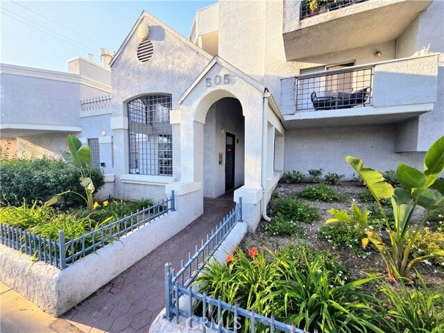 Building Photo - 505 W 5th St