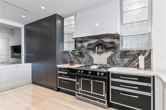 Building Photo - 17901 Collins Ave