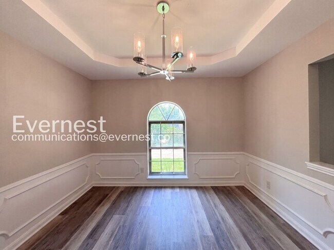 Building Photo - 3 Bed/2.5 Bath Home with Fenced Yard & Detached Garage / Pet-Friendly / Available Now!
