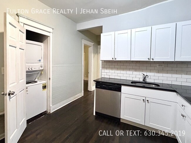 Building Photo - 910 W Addison St