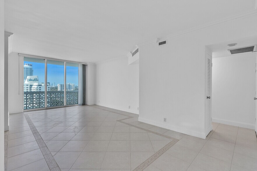Building Photo - 4747 Collins Ave