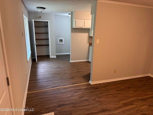 Building Photo - 6475 Forest Glen Dr