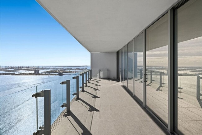 Building Photo - 700 NE 26th Terrace