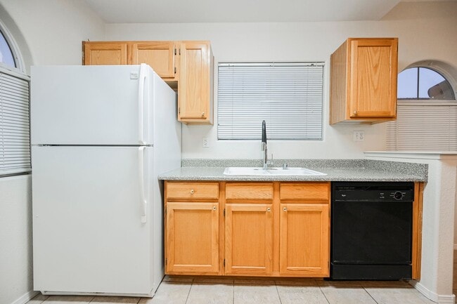 Building Photo - Gated Community townhome, with private garage