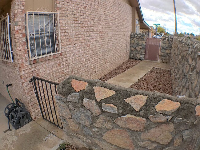 Building Photo - Northeast El Paso 3 bed with Refrig A/C an...