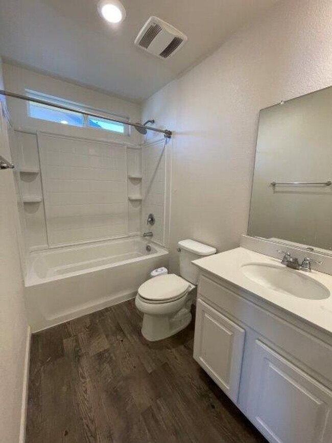 Building Photo - Gorgeous 4 Bed Located in Great Gated Community