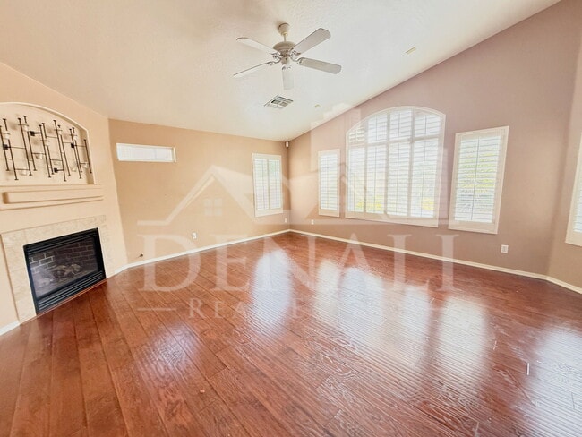 Building Photo - 4330 E Cottonwood Ln