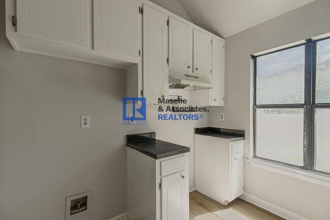 Building Photo - 3 Bed/2 Bath Home in Pearl