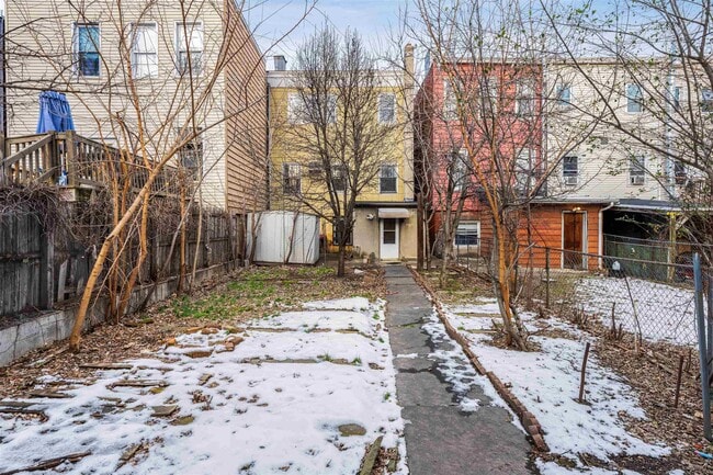 Building Photo - 37 Pearsall Ave