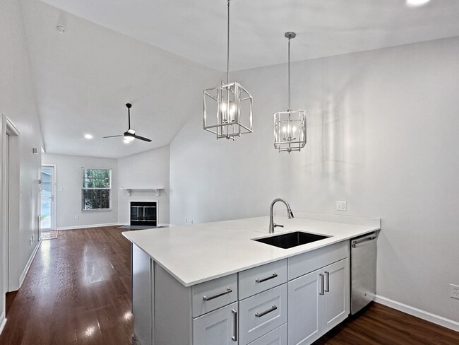 Building Photo - Fantastic 2BR / 2BA condo in prime West Kn...