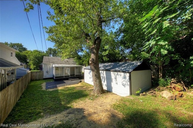 Building Photo - 110 W Tennyson Ave