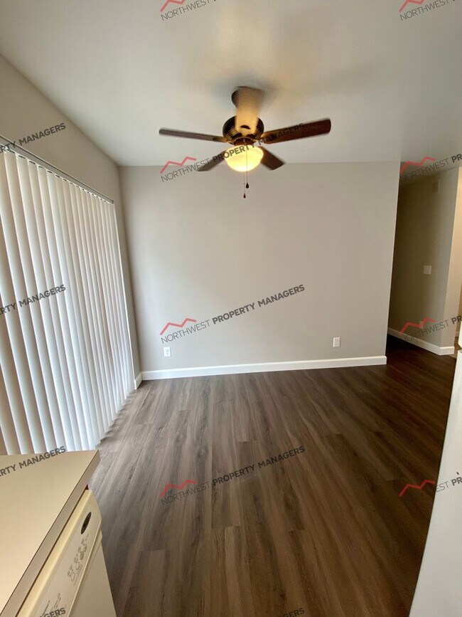 Building Photo - R242b