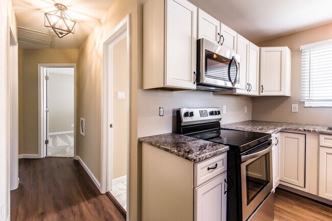 Building Photo - Pet Friendly, Renovated Home in Fox School District