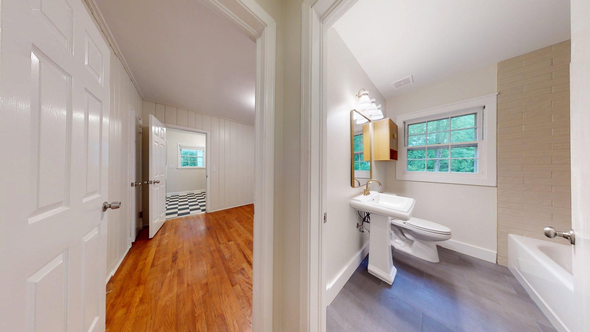 Building Photo - Super Cute Cottage 1 mile from Toomers Corner