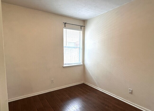 Building Photo - 8739 Saratoga Dr