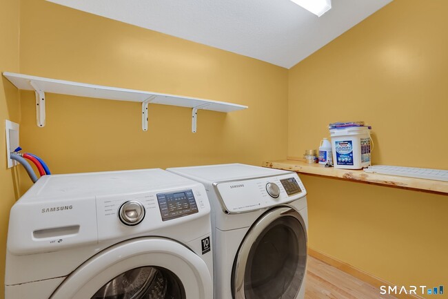 Building Photo - 228 N Granby Rd