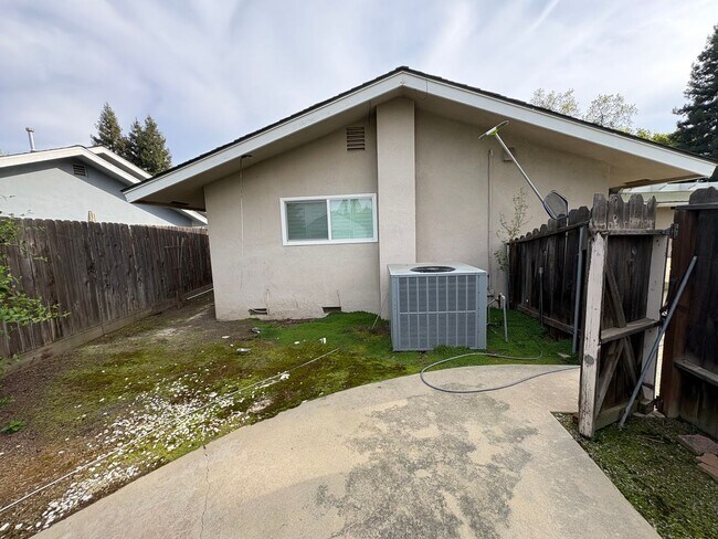 Building Photo - NW Visalia Home Near Country Club Available Now! *Private Showing Only*