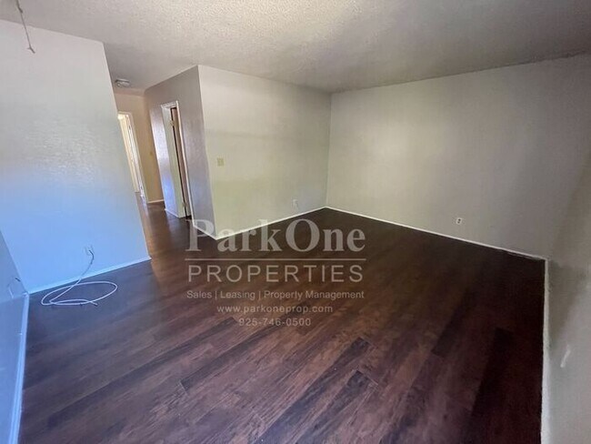 Building Photo - Spacious Town house in Pleasant Hill Now A...
