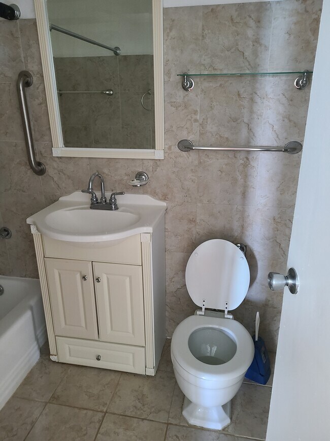 Bathroom - 7337 S South Shore Dr