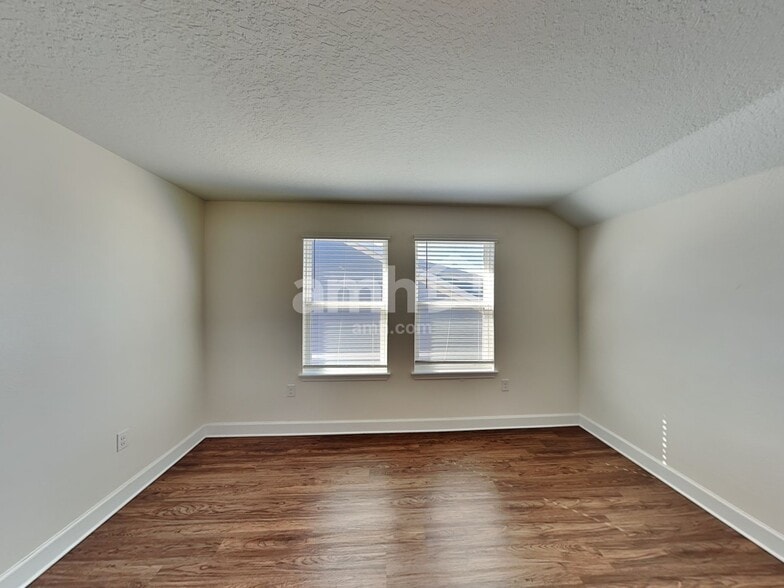 Building Photo - 511 Pine Terrace Dr