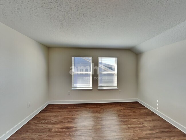 Building Photo - 511 Pine Terrace Dr