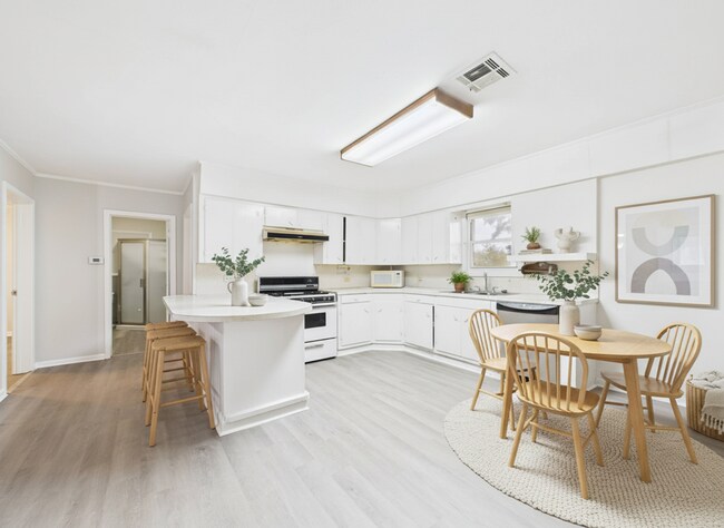 Building Photo - READY NOW!  2 bed 2 bath home!