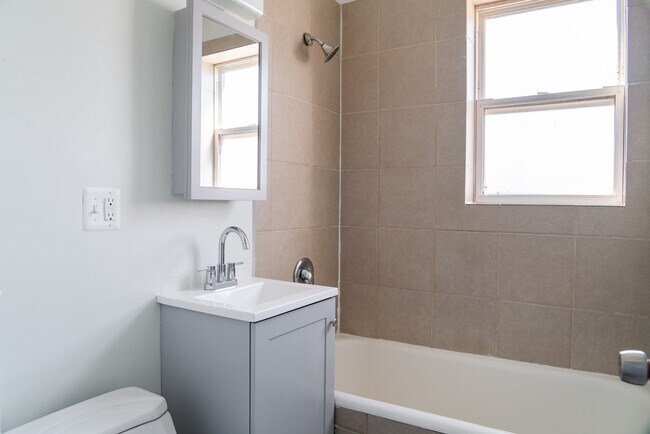 Building Photo - Albany Park - 2 Bed / 1 Bath - Dog Friendly!